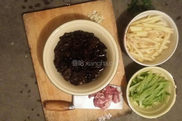芹菜土豆木耳的做法图解2