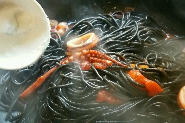 意大利面（鲜鱿墨鱼面）的做法图解11