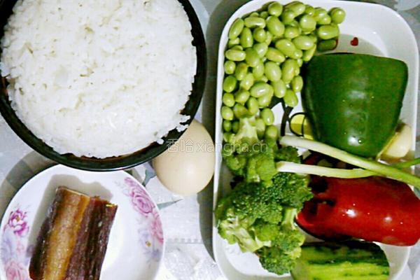 彩蔬腊味炒饭的做法图解1