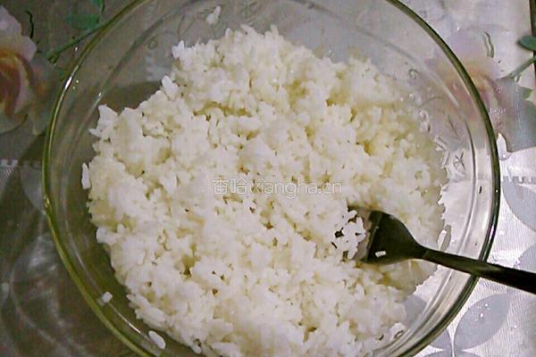 彩蔬腊味炒饭的做法图解3