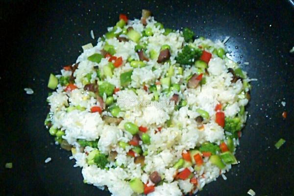 彩蔬腊味炒饭的做法图解11