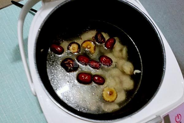 香菇红枣鸡腿汤的做法图解4