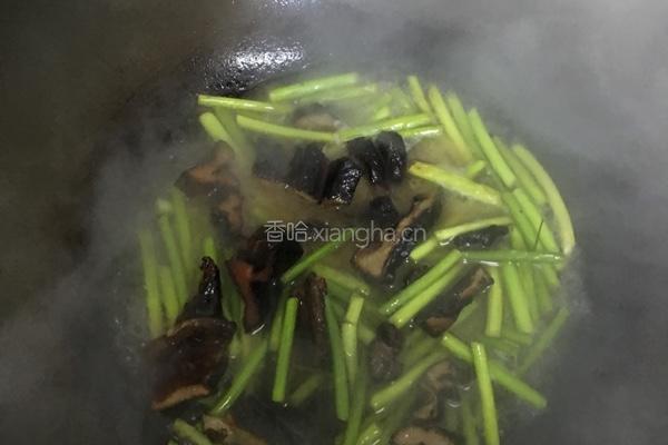 蒜苗炒腊肉的做法图解2