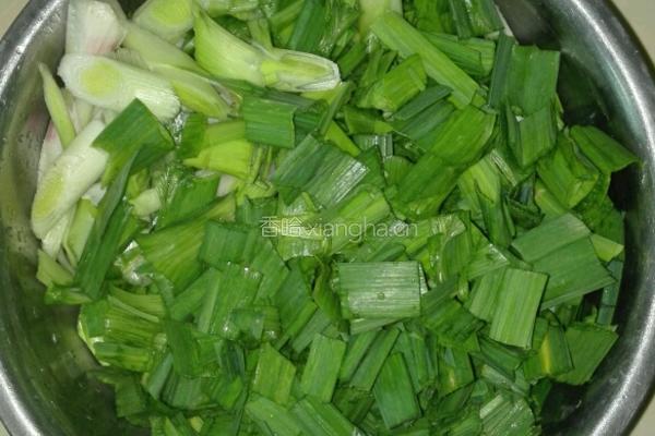 蒜苗炒肉的做法图解1