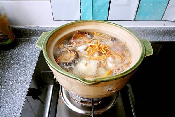 香菇虫草煲鸡汤的做法图解5