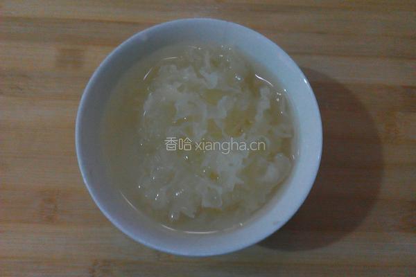 冰糖银耳炖雪梨的做法图解2