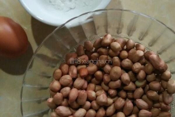 油炸脆皮花生的做法图解1