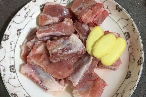 玉米胡萝卜排骨汤的做法图解2