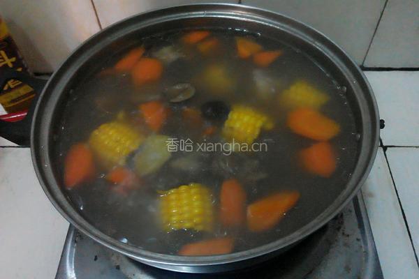 玉米红萝卜大骨汤的做法图解4