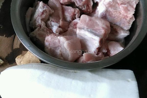 排骨萝卜汤的做法图解1
