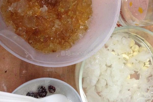 银耳莲子桃胶甜汤的做法图解1