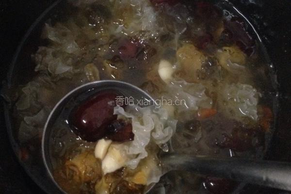 银耳莲子桃胶甜汤的做法图解2