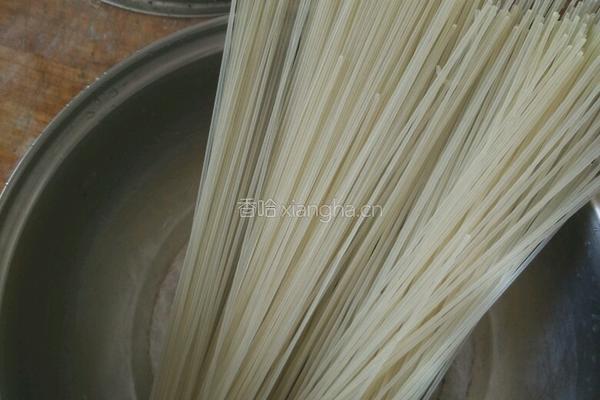 香辣汤米线的做法图解1
