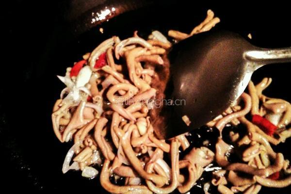 蒜苗炒鸭肠的做法图解7