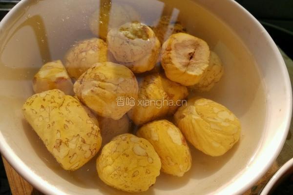 板栗乌鸡汤的做法图解1