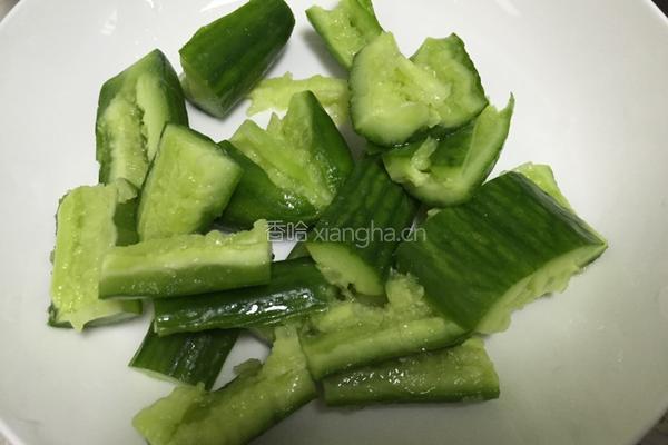 凉拌拍黄瓜的做法图解2
