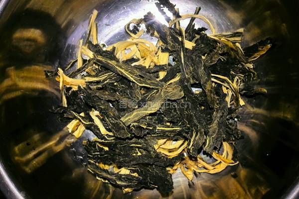 猪骨菜干汤的做法图解1