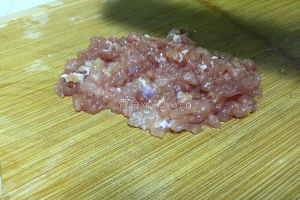 肉末炒豌豆的做法图解1