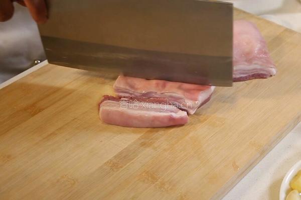 猪肉炖粉条的做法图解1