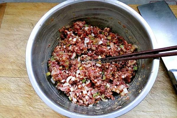 牛肉大白菜馅饼的做法图解1