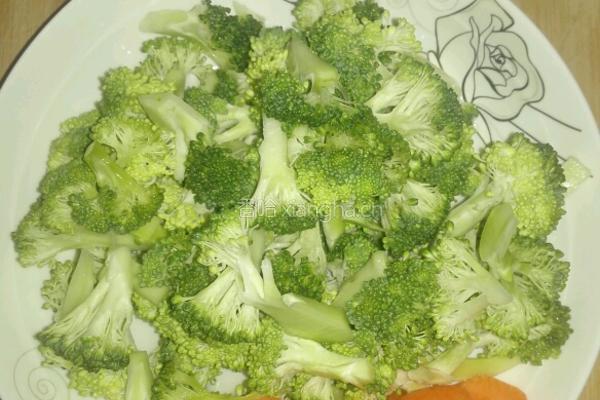 炝拌西兰花的做法图解1