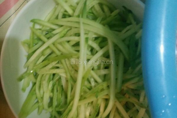 豆芽黄瓜炒粉丝的做法图解2