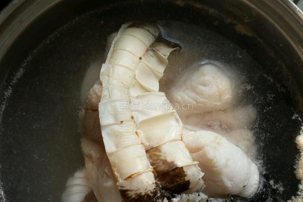 川贝枇杷叶煲鳄鱼汤的做法图解2
