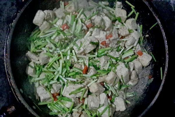 蒜苗炒豆腐的做法图解5