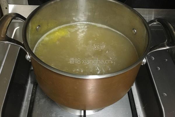 鲜虾鸡肉粥的做法图解1