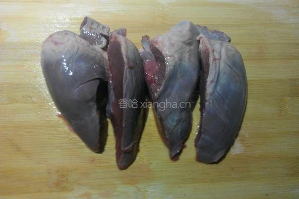核桃莲子炖猪心的做法图解2