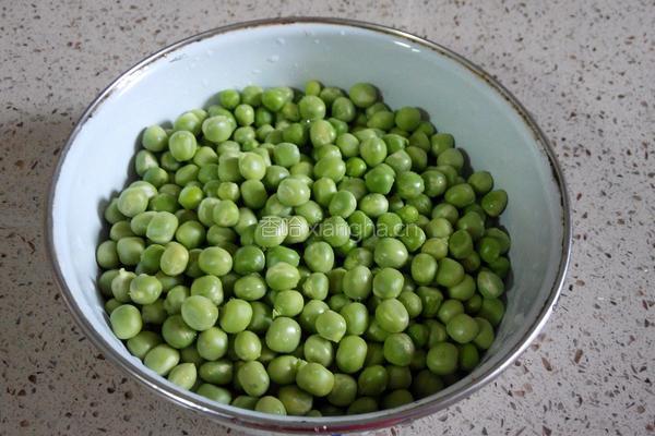 肉末豌豆的做法图解1