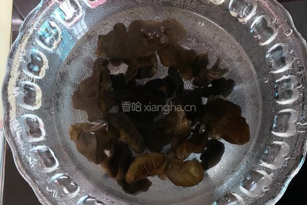 腐竹木耳炒西芹的做法图解2