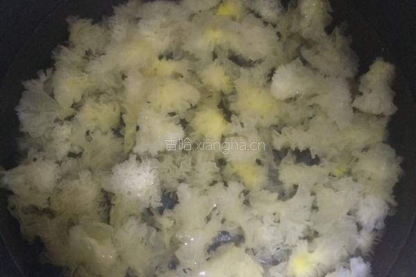 银耳雪梨红枣羹的做法图解3