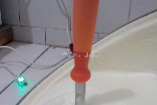 电饭煲做蛋糕中蛋清如何打发成白色泡沫状的方法的做法图解9