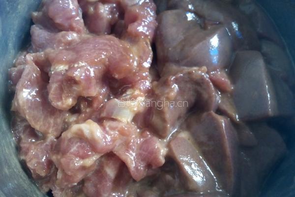 枸杞猪肝瘦肉粥的做法图解2