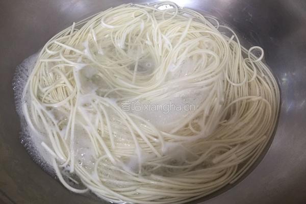 卤牛腩汤面的做法图解2