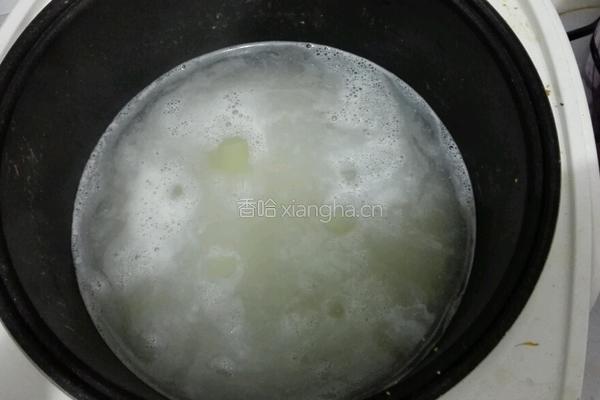 金针菇瘦肉粥的做法图解1