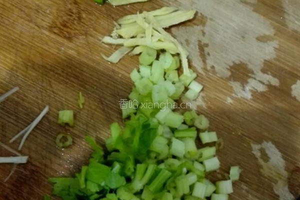 金针菇瘦肉粥的做法图解2