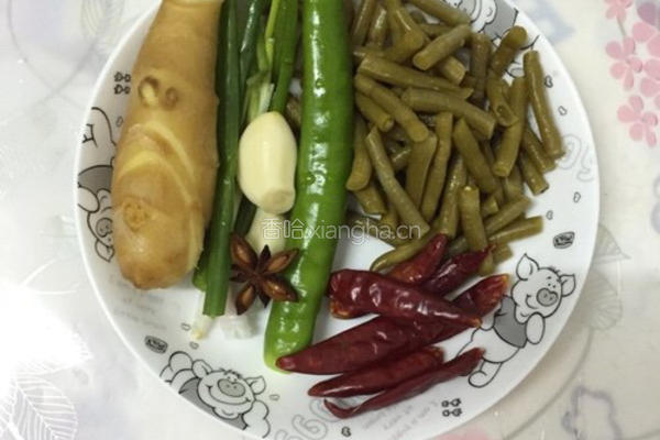 酸豆角炒鸭肉的做法图解2