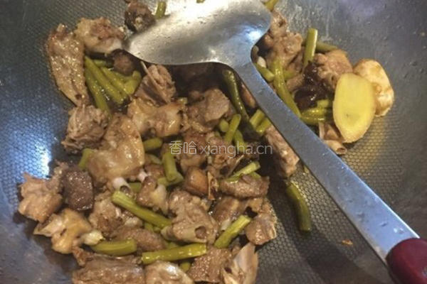 酸豆角炒鸭肉的做法图解5