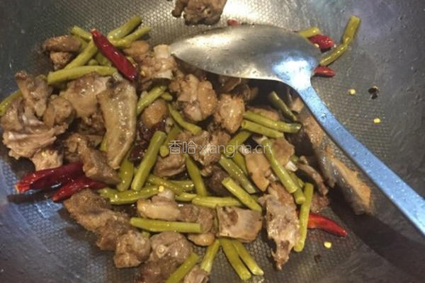 酸豆角炒鸭肉的做法图解6