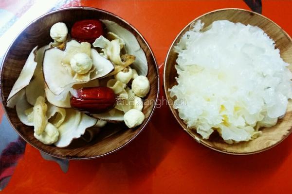 银耳羹的做法图解1
