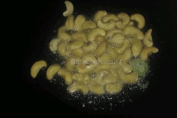 西芹炒腰果的做法图解4