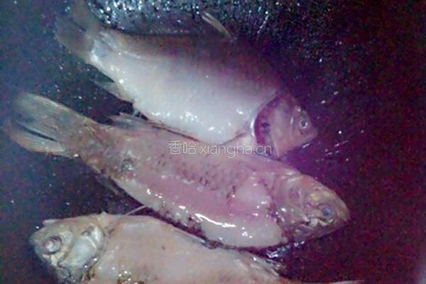 雪菜小鲫鱼的做法图解3