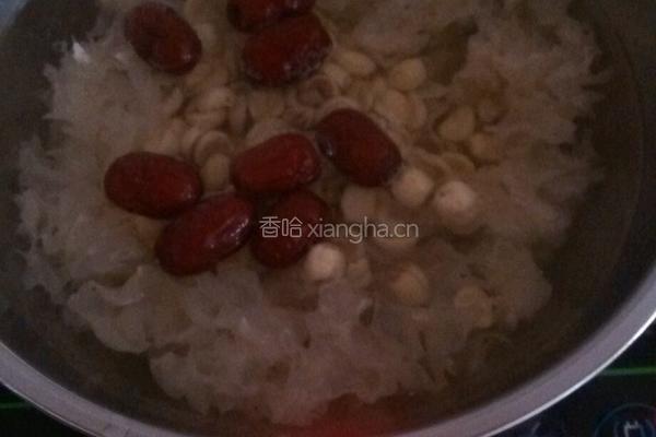 莲子银耳汤的做法图解3