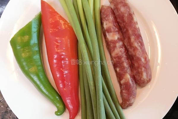 蒜苔辣椒炒腊肠的做法图解1