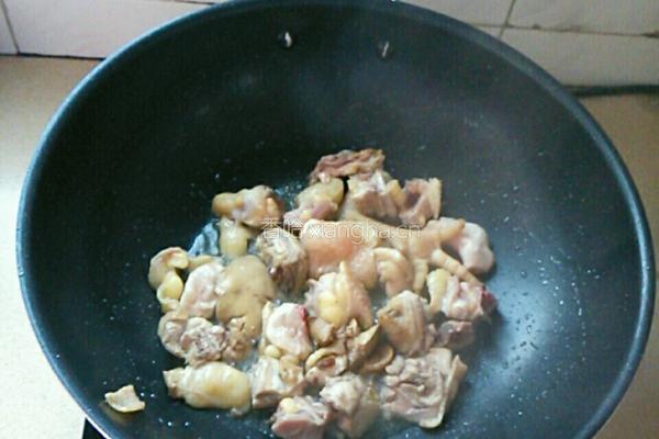 板栗焖鸡的做法图解3