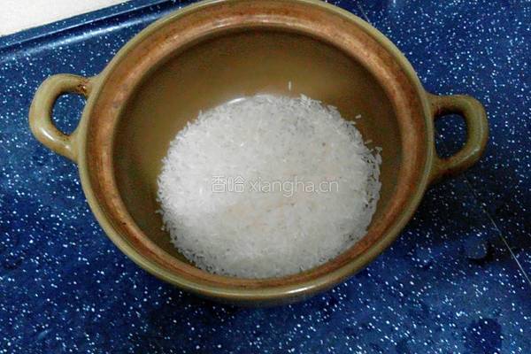 广州特色：煲仔焗鸡饭（一人份量）的做法图解1