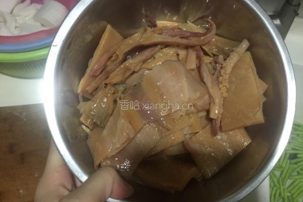 越南鱿鱼炒豆角的做法图解3