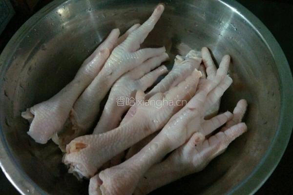 东北蘑菇炖鸡爪子的做法图解3